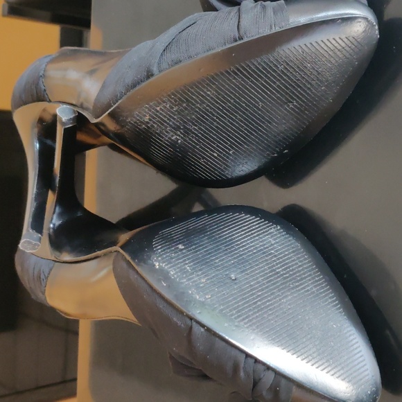 Nine West Black Pumps With Sheer Bow And Sheer Detail On Back Of Shoes - Picture 7 of 12